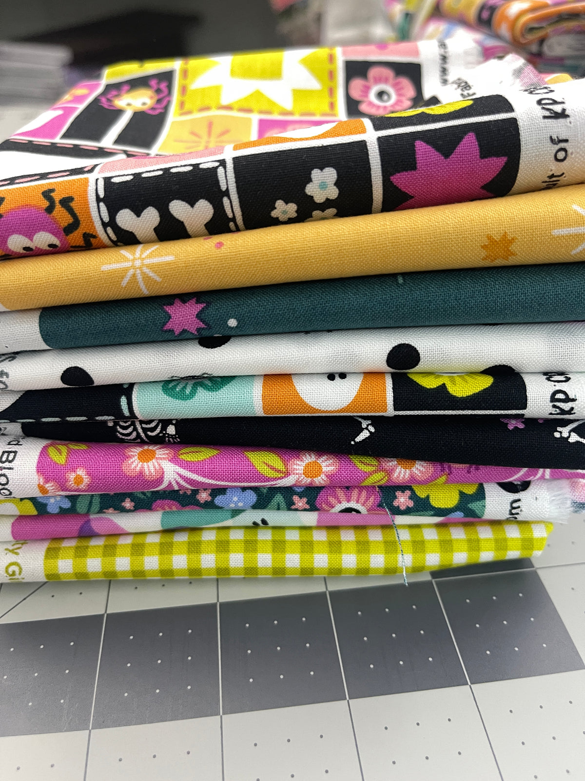 10 Fat Quarter Bundle - Ghostly Garden KP Creates 94Q