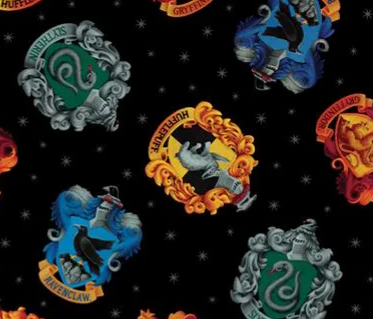 Harry Potter 1521312B Hogwarts Crests Black Benartex Half Yard